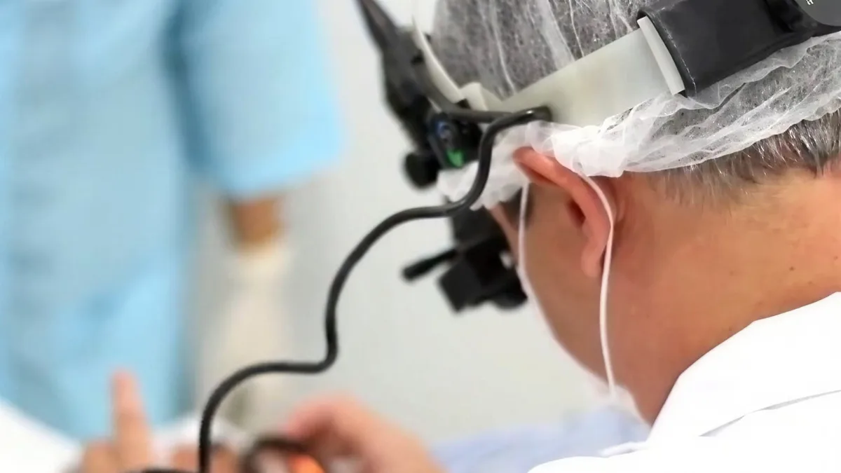 Cirurgião do ICOL em cirurgia de retina